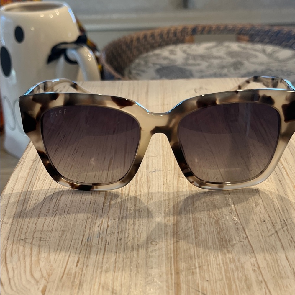 Diff Eyewear Beige Tortoise Square Sunglasses - image 5